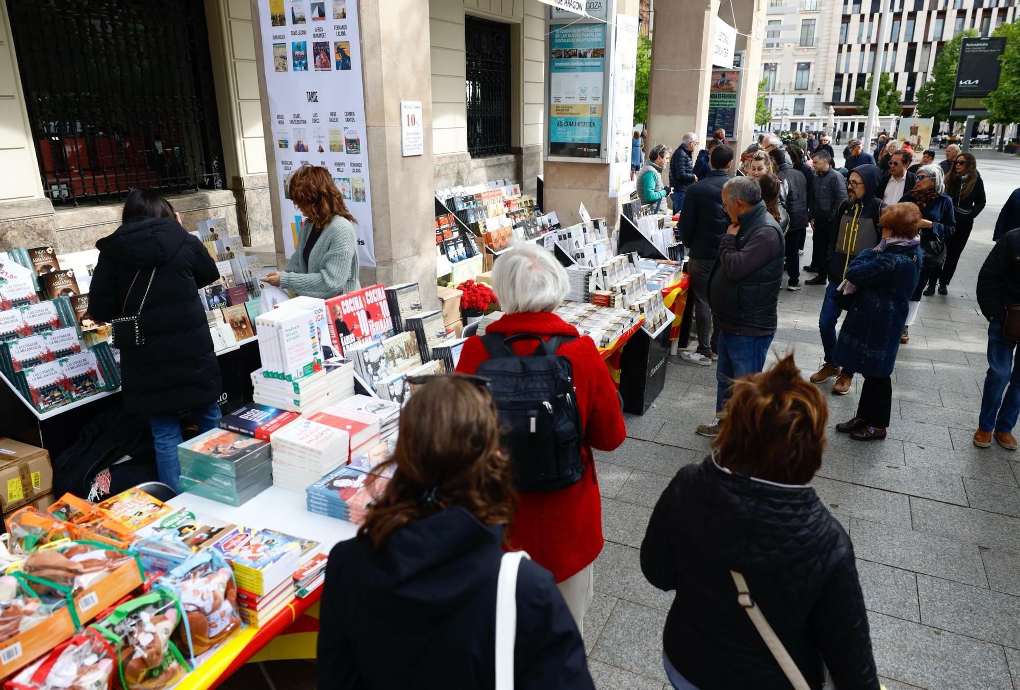 En imágenes | Miles de personas desafían al cierzo en el un Día del Libro de récord