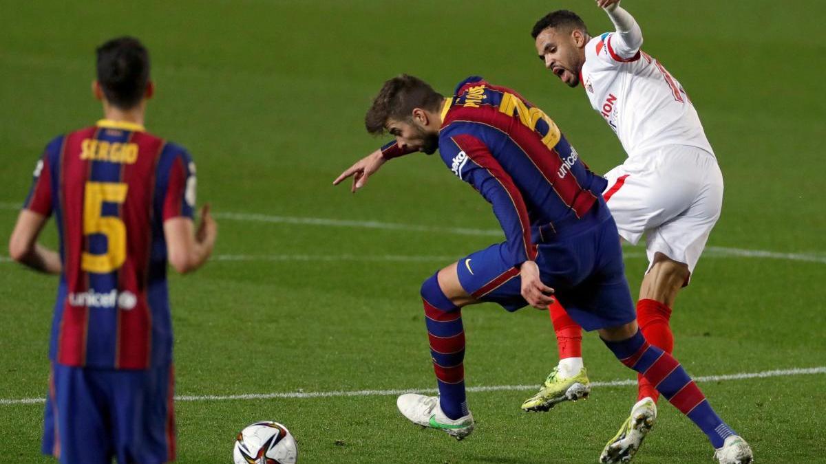 Gerard Piqué en una jugada d&#039;ahir amb En Nesyri.