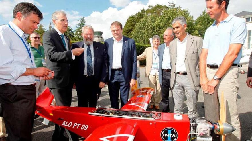 El conselleiro de Economía, segundo por la izquierda, ayer en el aeródromo de Rozas.