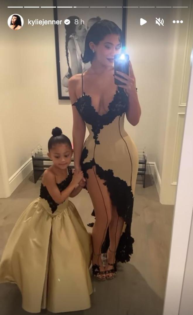 Kylie Jenner y su hija Stormi en la cena de Nochebuena