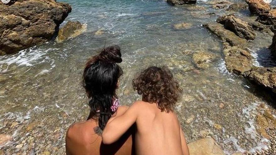 Lorena Castell de vacaciones con su hijo y el &#039;titi&#039; en Ibiza