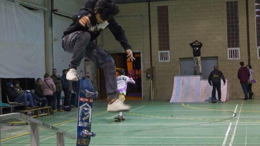 Jóvenes practicando skate, ayer, en el pabellón lalinense. // Bernabé/Ana Agra