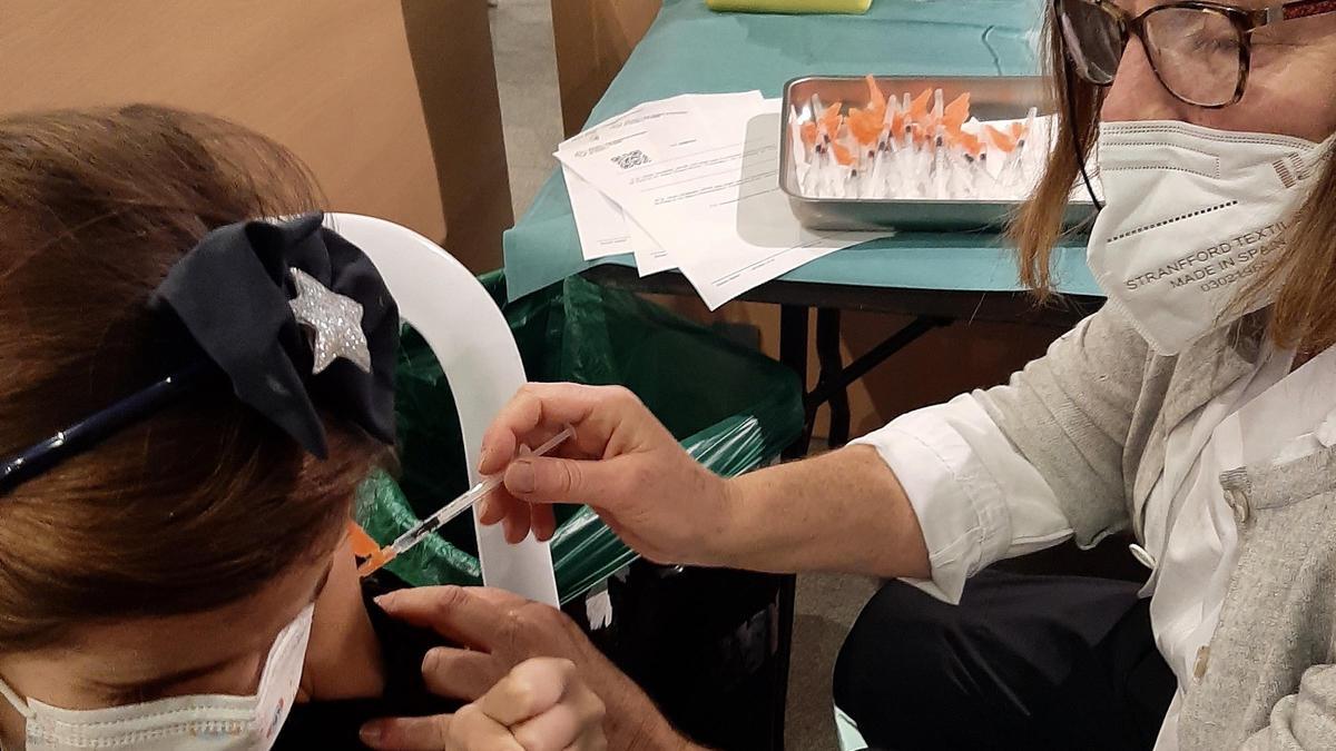 Más de 900 menores están hoy convocados para vacunarse en Campolongo