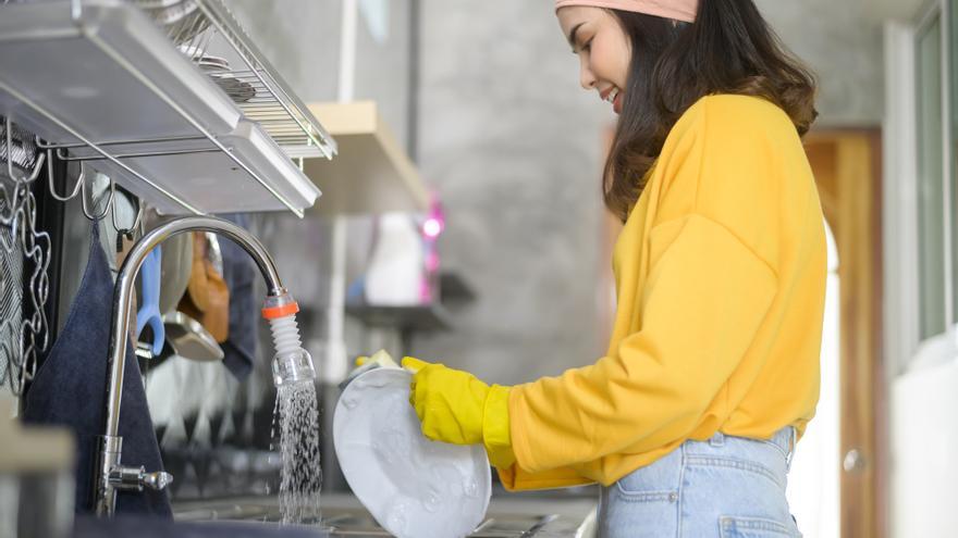 La razón por la que no tienes que enjuagar los platos antes de meterlos al lavavajillas