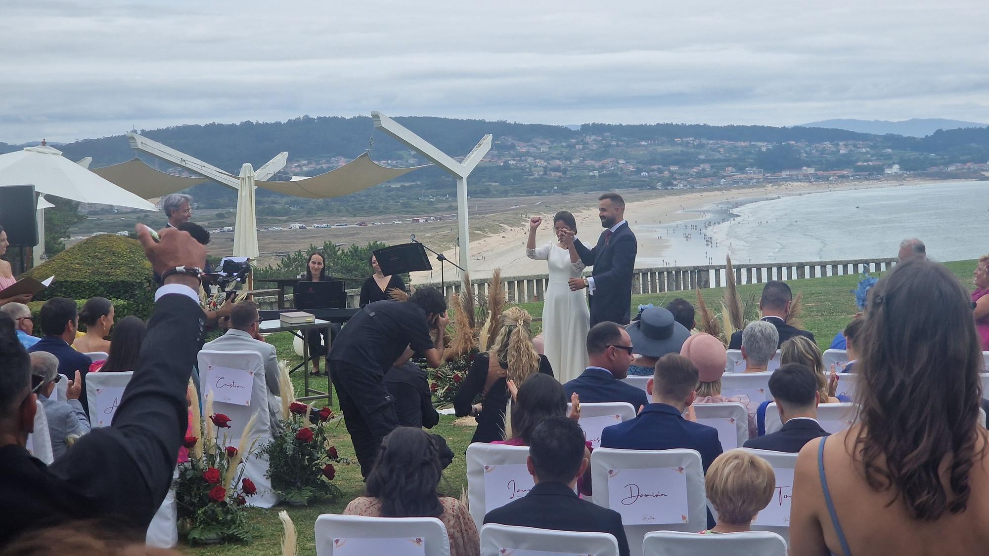 La boda de Serafín y Zaira en la finca La Atlántida, en el Concello de O Grove.