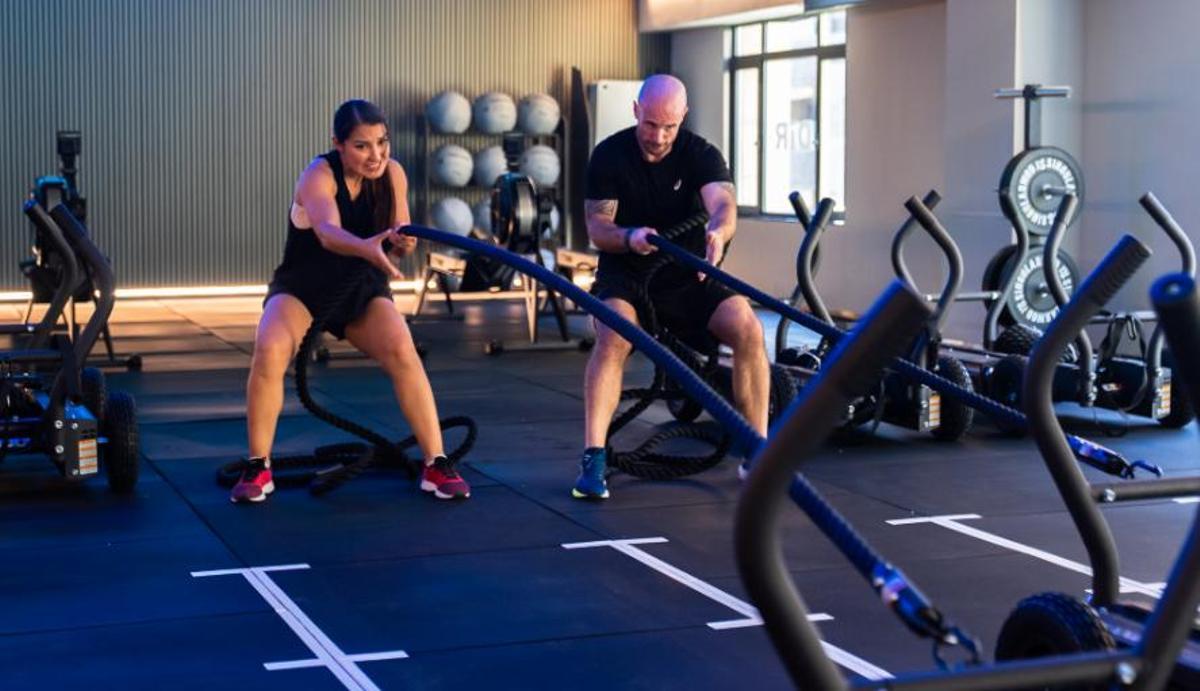 Dos altetas practicando Hyrox en el centro boutique de DiR Tusset.