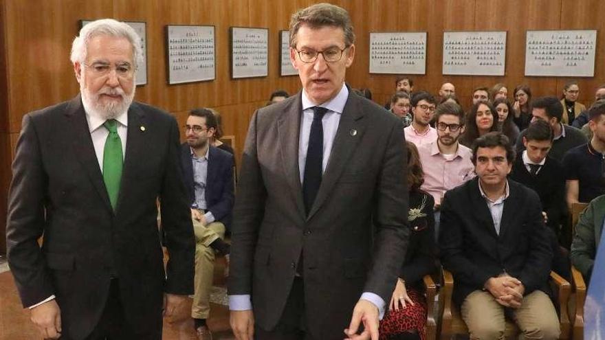 Santalices y Feijóo, ayer, en las jornadas del Parlamento sobre la Constitución y el Estatuto. // Xoán Álvarez