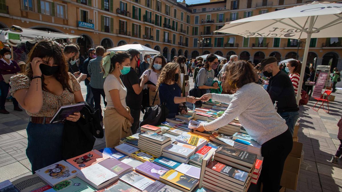 Sant Jordi arranca en Palma animado y con buen ritmo de ventas