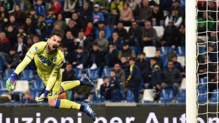 Gianluca Pegolo lamenta el gol del Nápoles. // Massimo Paolone