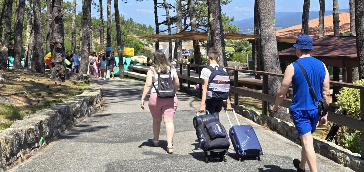 La llegada de los niños al campamento de A Lanzada, el verano pasado. | M. MÉNDEZ