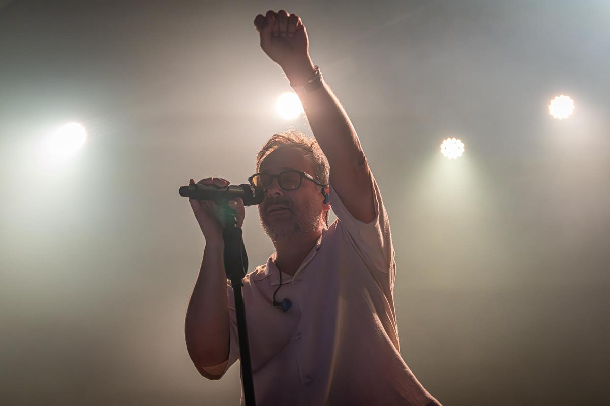 Love of Lesbian cierra filas con su ‘hermandad’ en un inflamado estreno en Razzmatazz