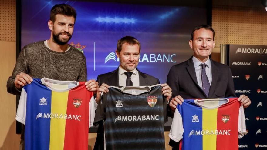 PiquÃ© posa con la camiseta del Andorra.