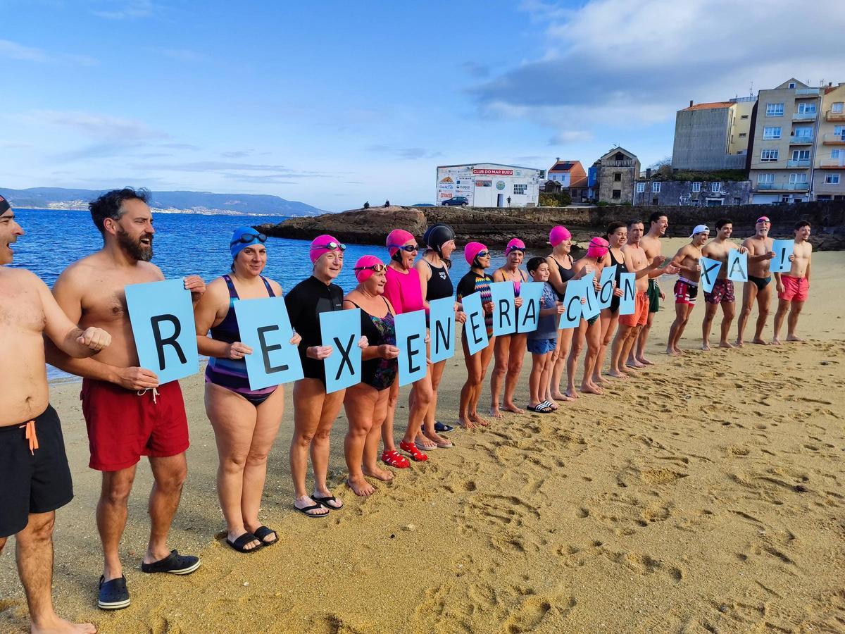 Un chapuzón reivindicativo en Pescadoira (Bueu) por el Día de Reyes Un chapuzón reivindicativo en Pescadoira (Bueu) por el Día de Reyes
