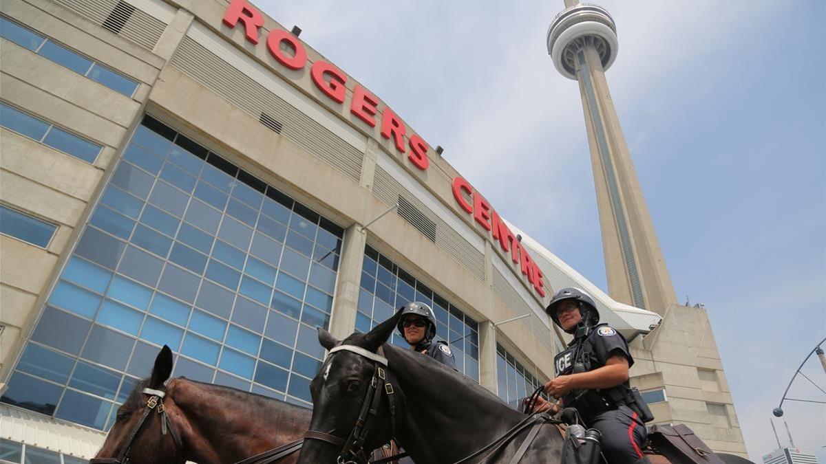 Policias a caballo, junto al Rogers Centre de Toronto