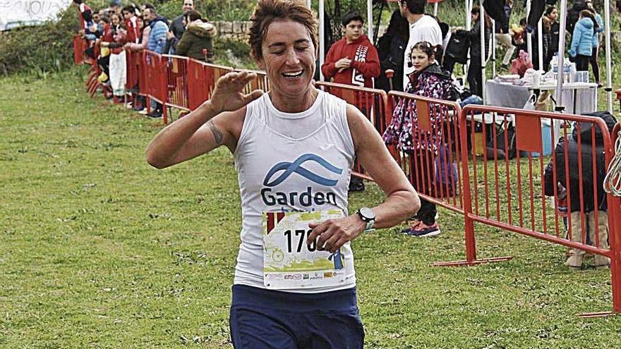 Marga Fullana saluda en su entrada a meta, ayer en Manacor.