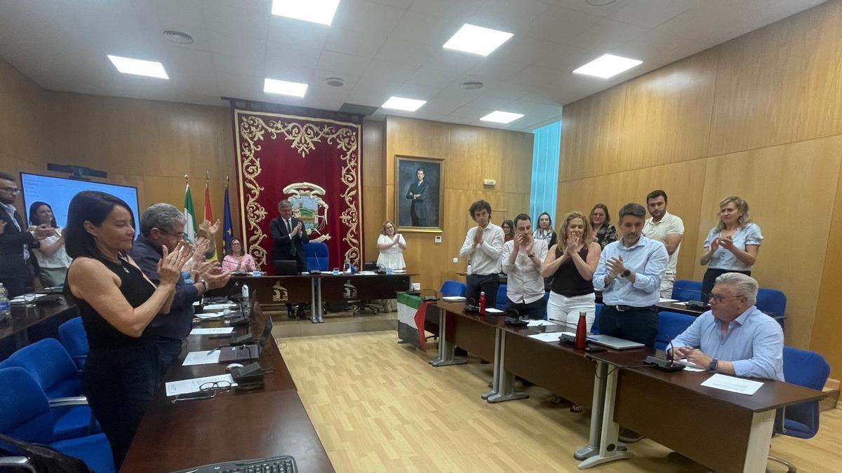 El Pleno de Puente Genil aplaude a Esteban Morales en su último pleno como concejal.