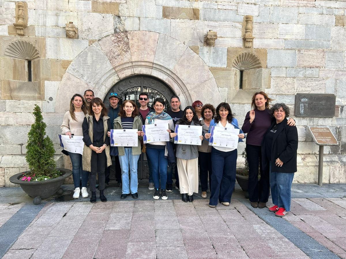 La concejala Leticia Cue –tercera por la izquierda– y algunos de los emprendedores.