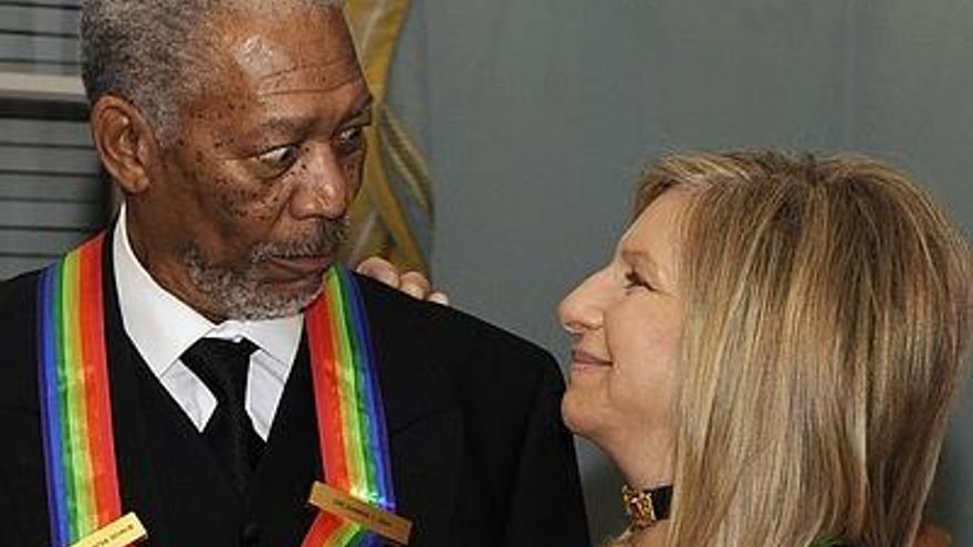 Morgan Freeman y Barbra Streisand durante el homenaje.