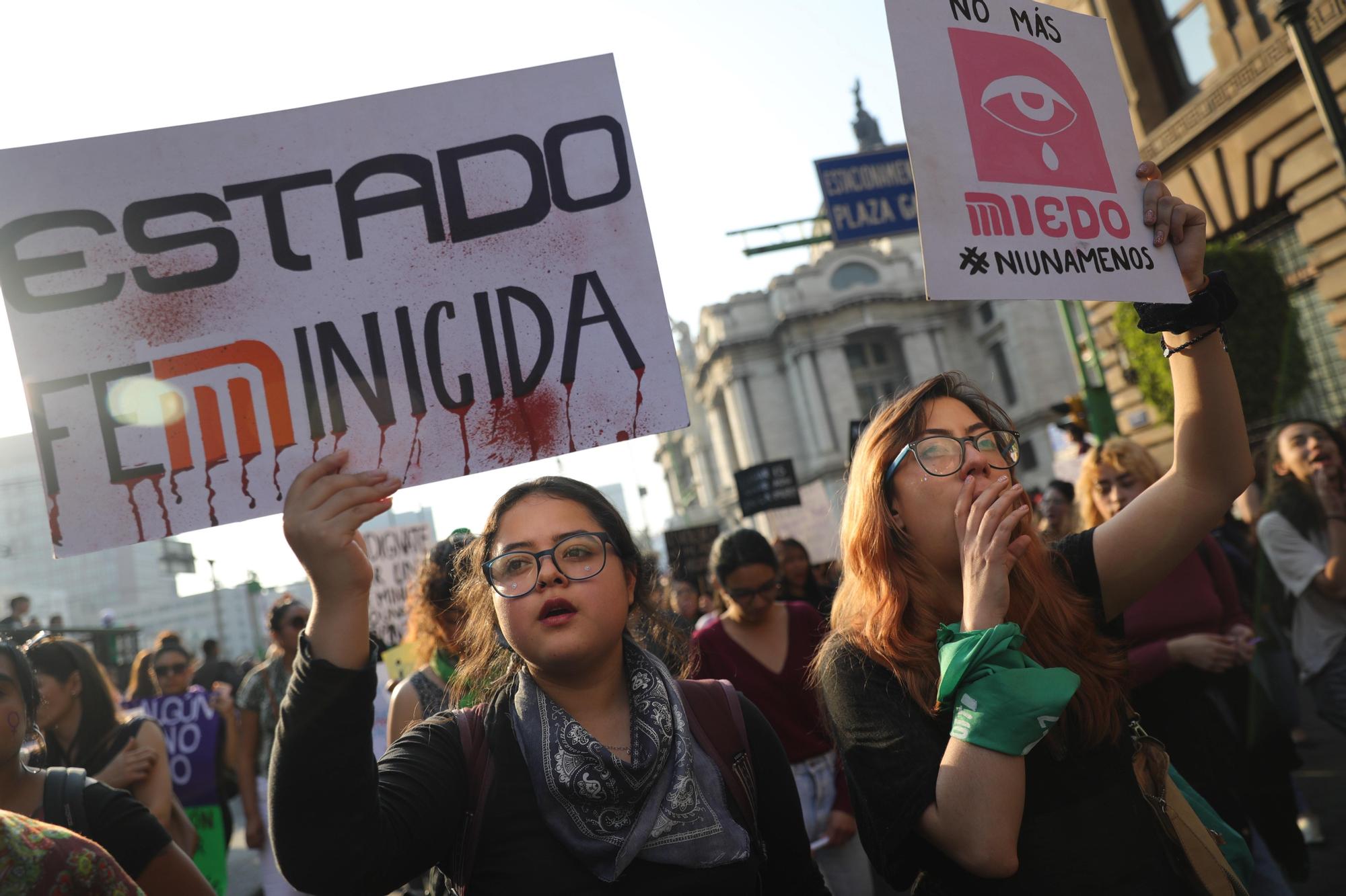 Mujeres participan durante una marcha para demandar un alto a los feminicidios y a los intentos de secuestro que han ido en aumento en Ciudad de México (México).