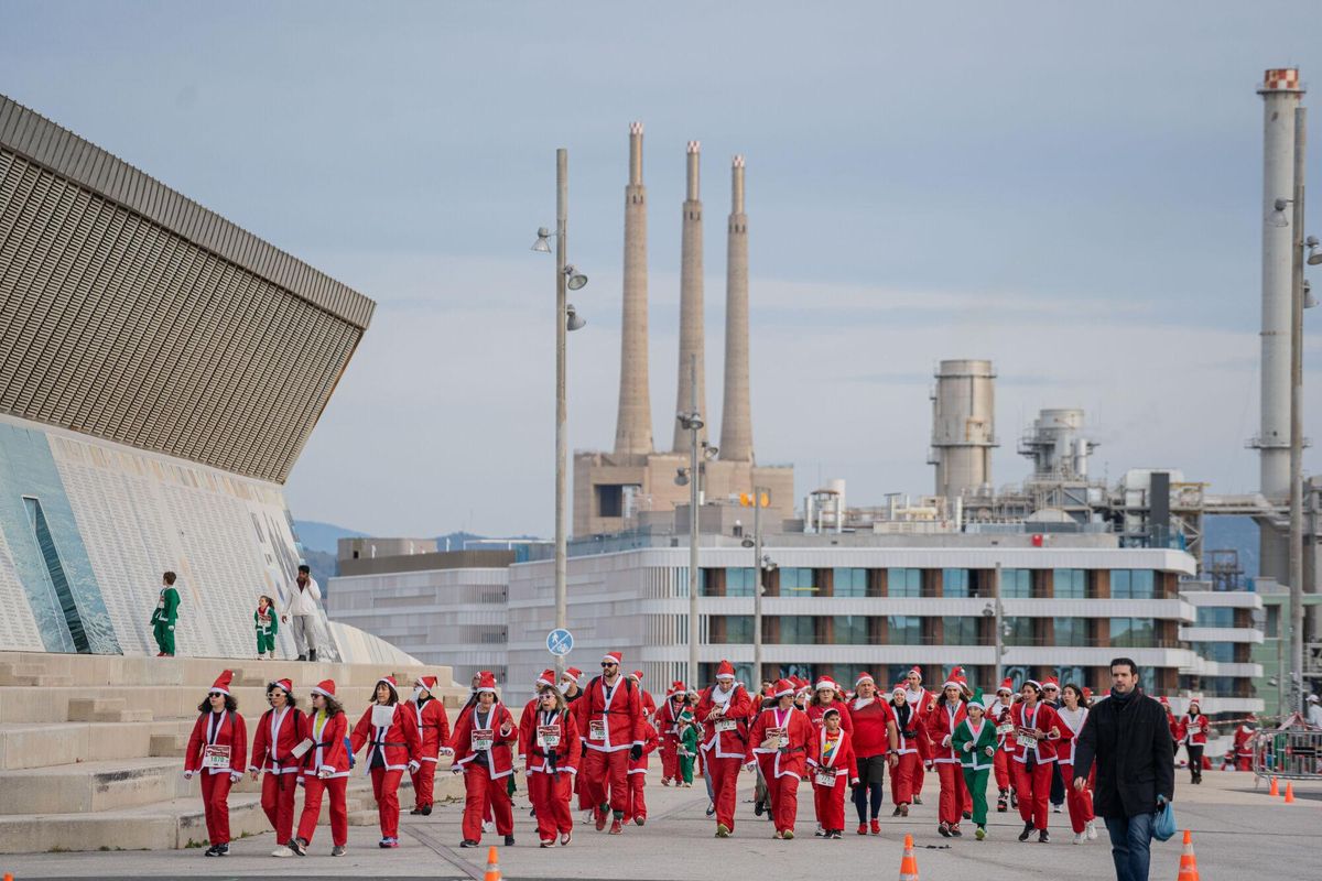Cientos de Santa Claus corren por Barcelona en la primera Cursa del Pare Noel
