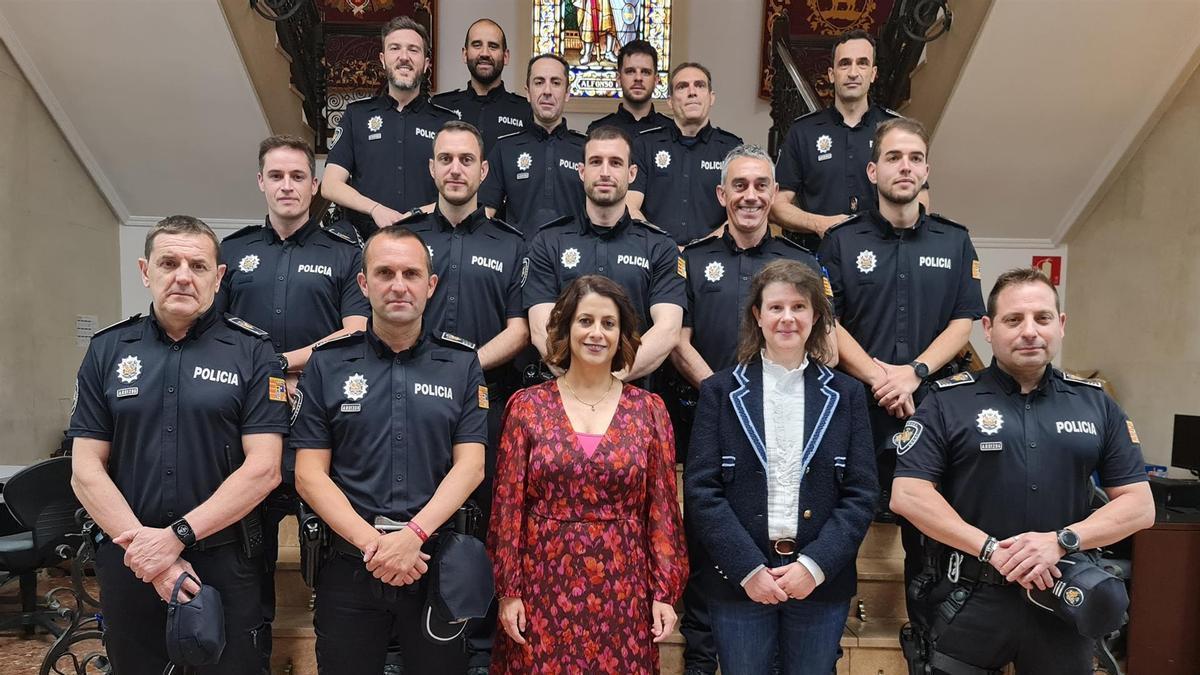 La alcaldesa de Teruel, Emma Buj, y la concejala delegada de Policía Local, Ana Oliván, con los cinco nuevo agentes de Policía Local y los otros seis que ascienden a oficiales.