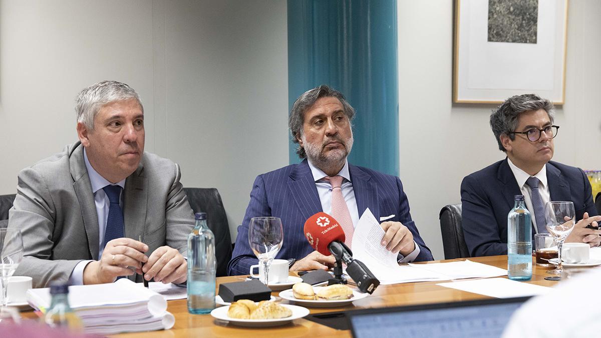 D'esquerra a dreta: José Vicente de los Mozos, president del Comitè Executiu de Ifema Madrid; Ángel Asensio, president de la Junta Rectora, i Daniel Martínez, vicepresident executiu