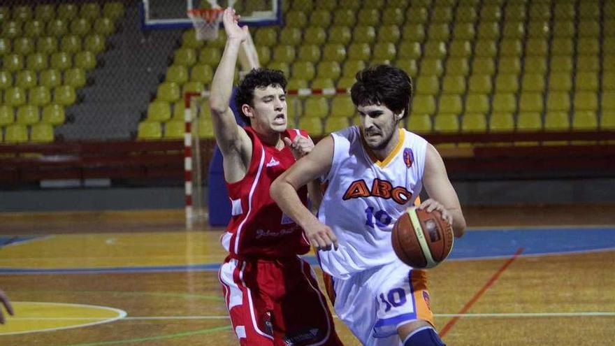 Jacobo de Benito (izquierda), en un partido con el Chantada. // Iñaki Osorio