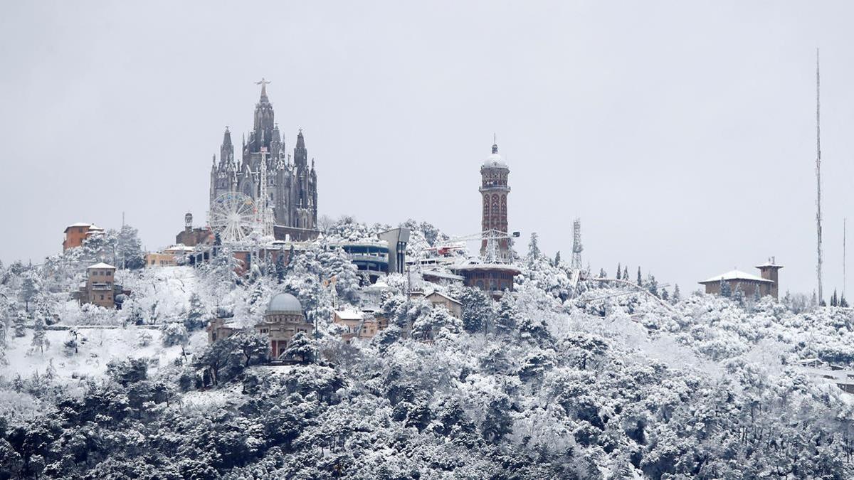 GRAF6344 BARCELONA 20 03 2018 - Vista de la montana del Tibidabo vista desde Barcelona que hoy ha amanecido cubierto de nieve en una jornada en la que la llegada de la primavera coincide con un frente que dejara nieve en cotas de hasta 400 metros y lluvia en el resto EFE Alberto Estevez