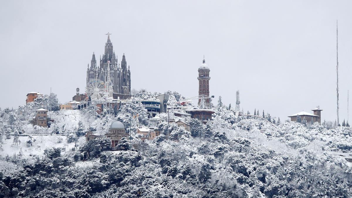 GRAF6344  BARCELONA  20 03 2018 - Vista de la montana del Tibidabo vista desde Barcelona que hoy ha amanecido cubierto de nieve  en una jornada en la que la llegada de la primavera coincide con un frente que dejara nieve en cotas de hasta 400 metros y lluvia en el resto  EFE Alberto Estevez