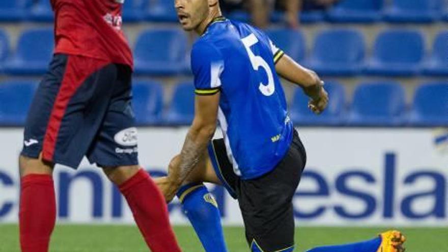 El zaguero Samuel, durante el Hércules-Sabadell.