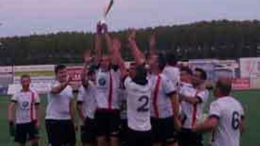 Los jugadores levantan el trofeo de campeones.