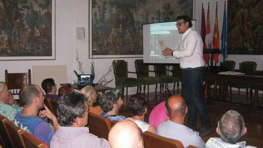 Tomás del Bien, de pie, explica a los asistentes a la jornada los proyectos de futuro para Monte la Reina.