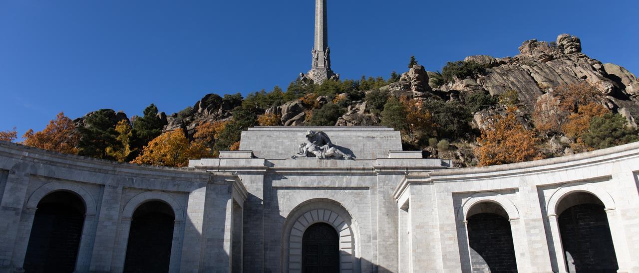 Entrada de acceso a la basílica del Valle de los Caídos en San Lorenzo de El Escorial, Madrid (España).