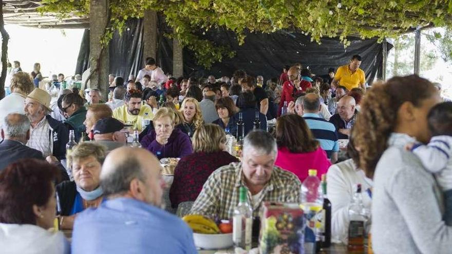 Los asistentes degustaron una comida (arriba) y disfrutaron de la música de distintas agrupaciones, como de la charanga Ardores. // Bernabé/A. Agra