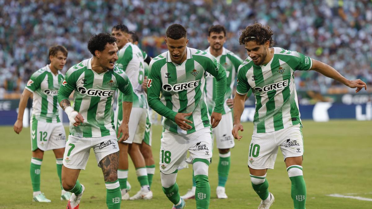 Abde celebra junto a Antony y Deossa su gol en el Betis-Getafe de Liga en La Cartuja
