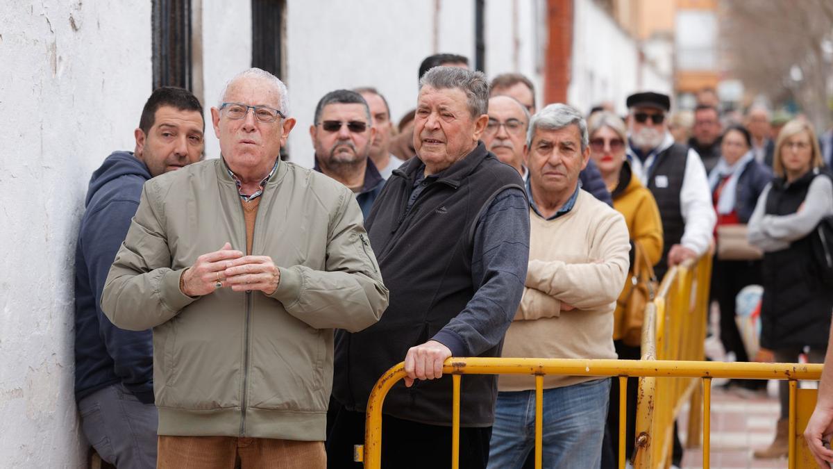 Desde las seis de la mañana, algunos aficionados taurinos han iniciado la cola para poder adquirir una entrada para la feria.