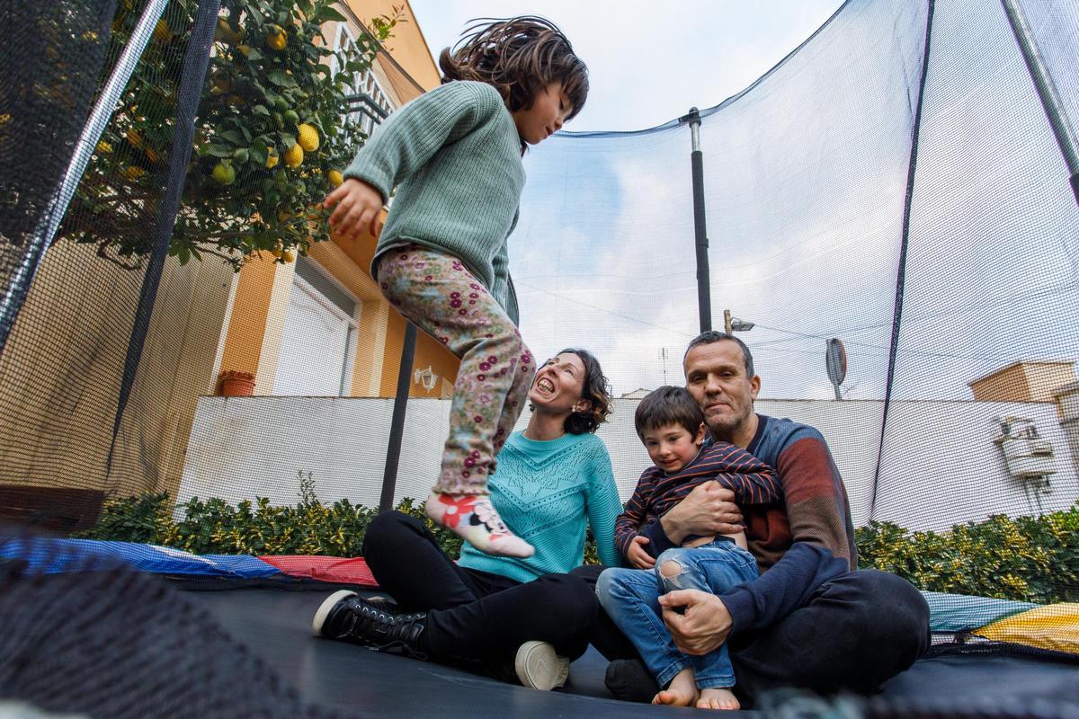 La odisea de educar a gemelos autistas. Cristina Henares y Oscar Zapater con sus hijos Júlia y Biel de 4 años, en su casa de Premià de Mar. Ambos niños padecen autismo.