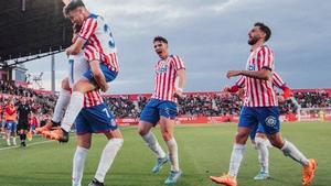 Stuani i Bustos mantenen el Girona amb opcions d’ascens directe
