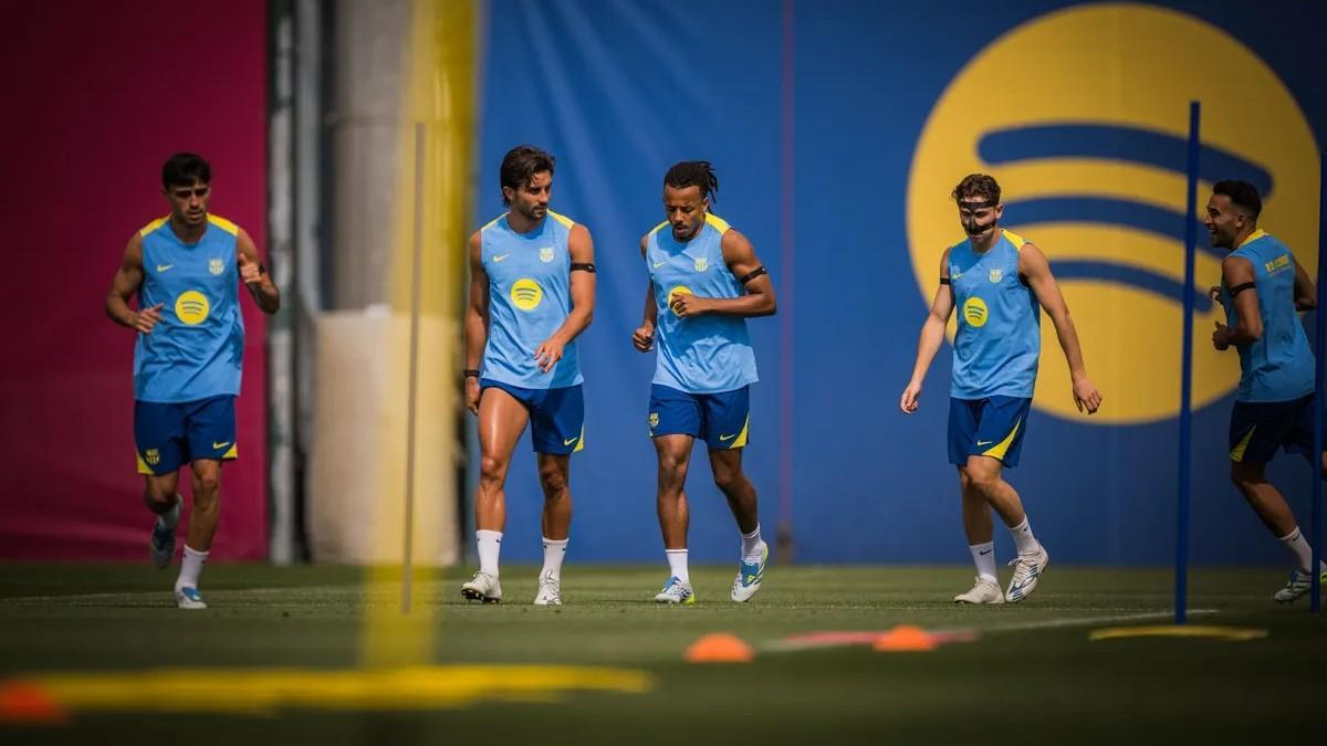Fermín, junto a Pedri, Ferran, Kounde y Eric en la última sesión del Barça