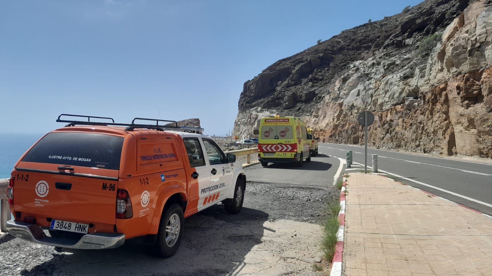 Una mujer sufre una caída en la playa de Tiritaña