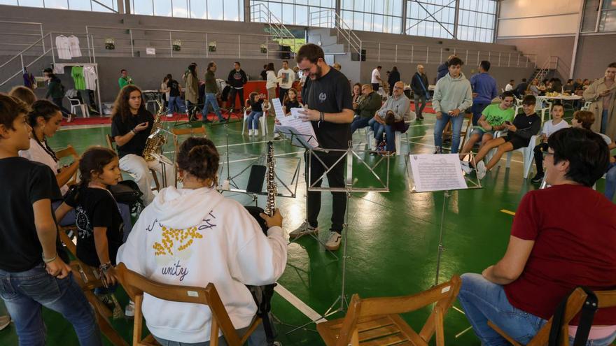 Los músicos de Meaño llenan el pabellón de Xil en su gran fiesta de septiembre