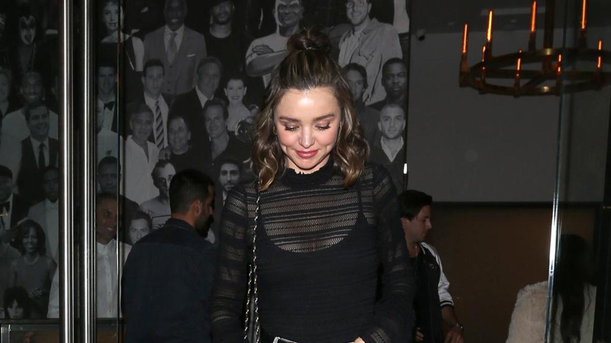 Copia el look de Miranda Kerr: jean y top negro