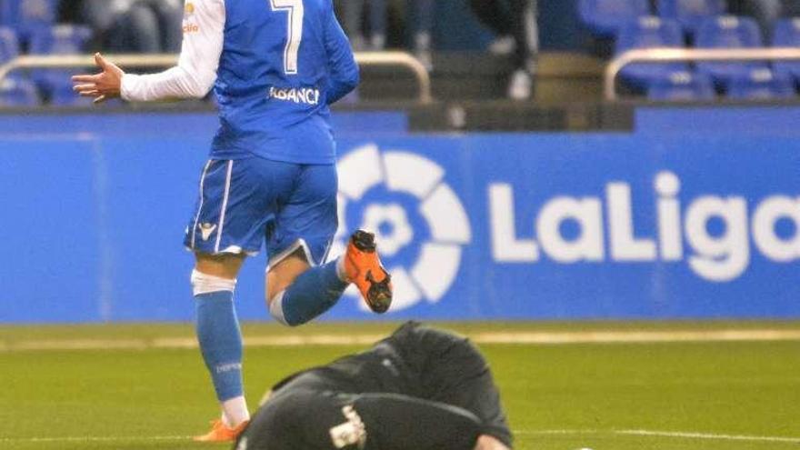 Lucas corre para celebrar su gol, con Roberto en el suelo.