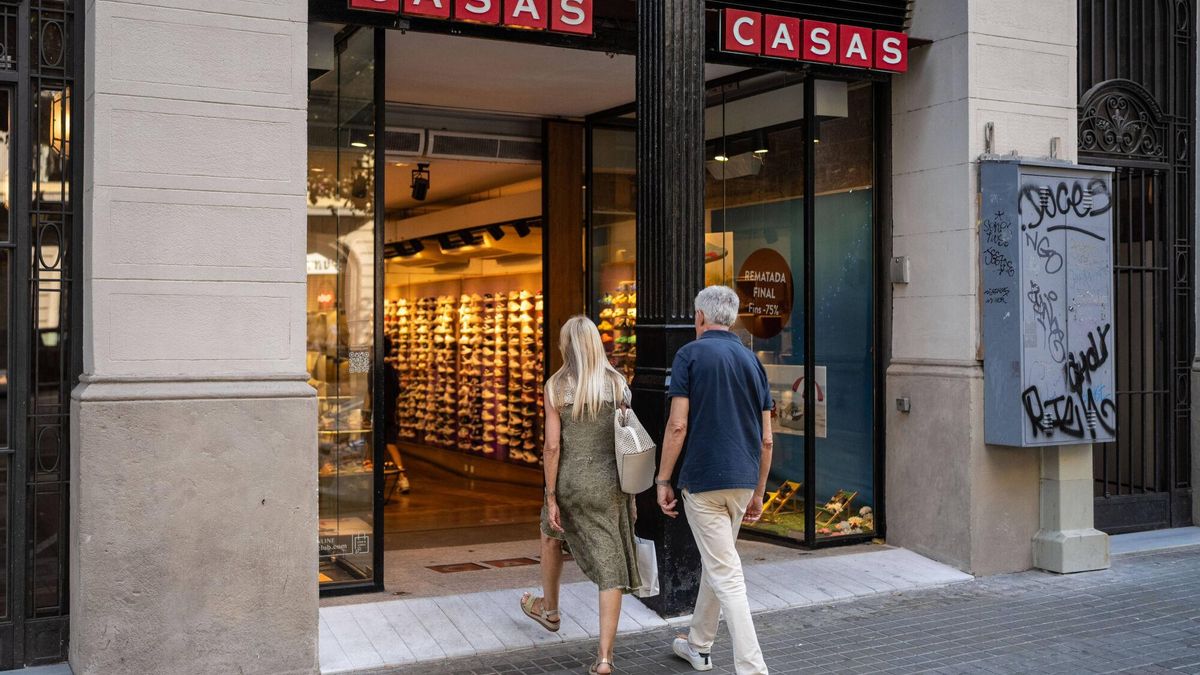 Una tienda abierta en el centro de Barcelona el pasado domingo.