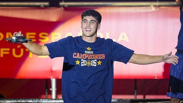 Pau Cubarsí celebra a Madrid la conquesta del Mundial.