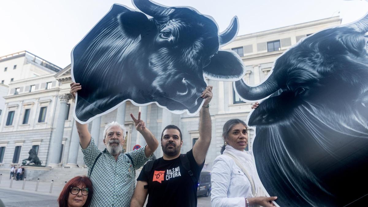 Los firmantes de la ILP 'No es mi cultura', que propone la derogación de la tauromaquia como patrimonio cultural, se concentran frente al Congreso de los Diputados.