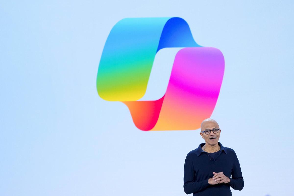 El director ejecutivo de Microsoft, Satya Nadella, anuncia la integración de la IA en sus nuevos ordenadores portátiles.