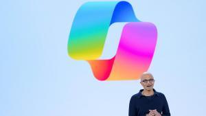 El director ejecutivo de Microsoft, Satya Nadella, anuncia la integración de la IA en sus nuevos ordenadores portátiles.