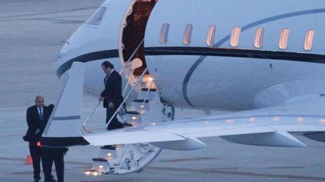 Juan Carlos Escotet, bajando ayer por la tarde en Vigo de su avión privado en el que viajó desde A Coruña.  // R.Grobas