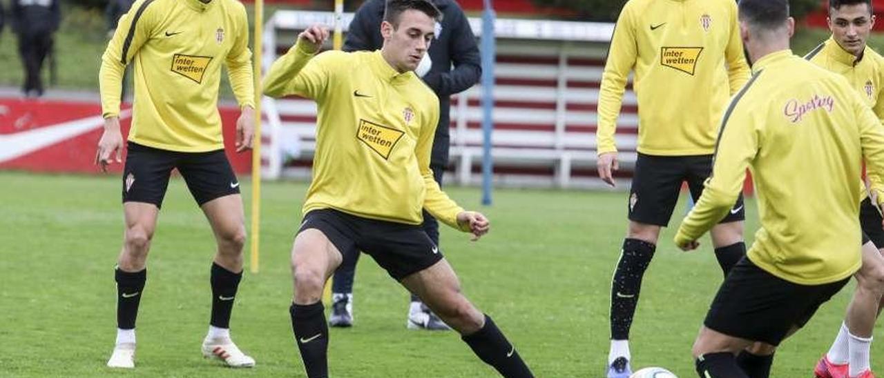 Por la izquierda, Cristian Salvador, Pedro Díaz, Pandurovic, Borja López, Álvaro Vázquez -de espaldas- y Manu García, en el entrenamiento de ayer en Mareo.